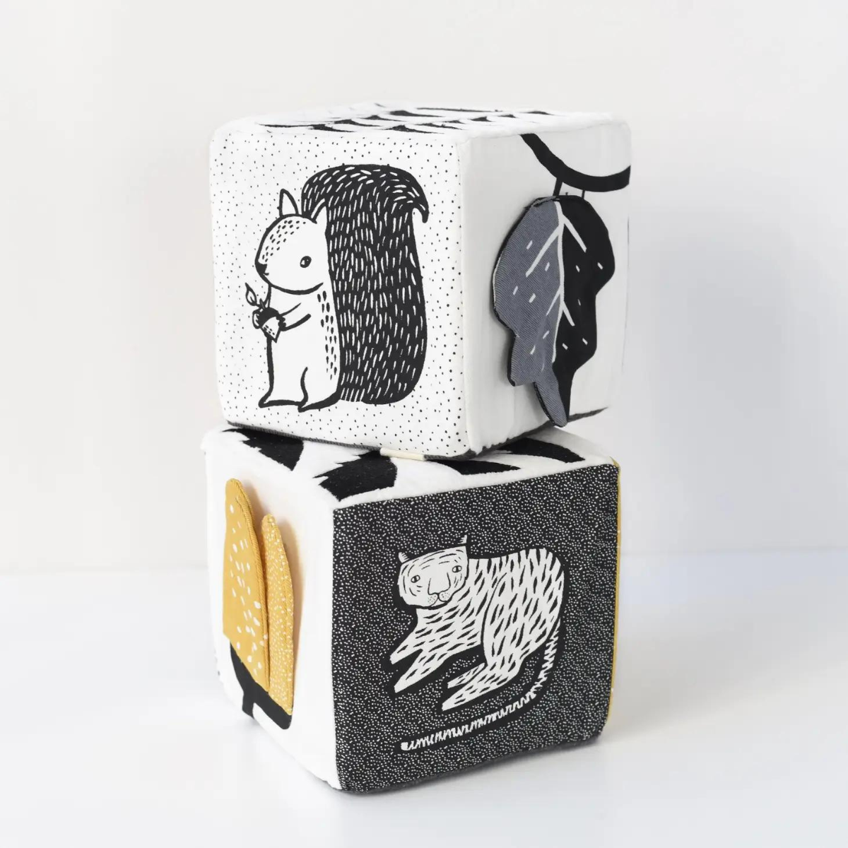 WEE GALLERY – Cube sensorielle Fôret noir & blanc
