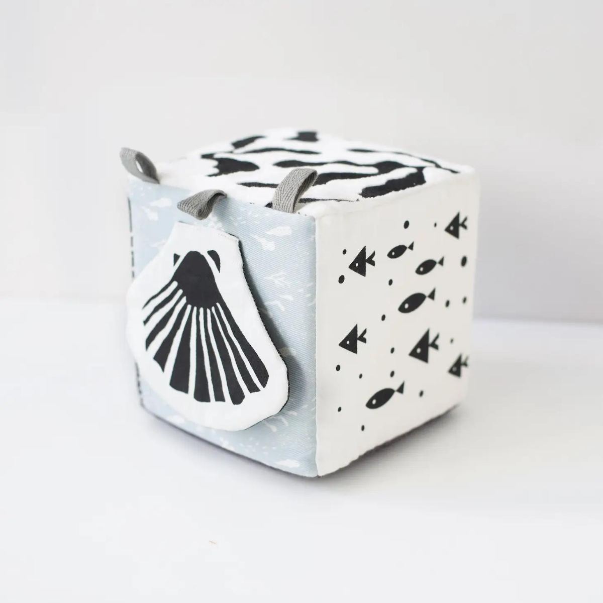 WEE GALLERY – Cube sensorielle océan noir et blanc